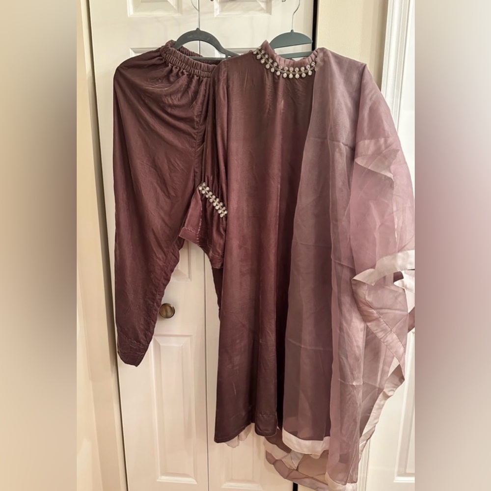 Bundle: 2 Piece Pakistani Luxury Velvet Formal Dress Set. Size custom S. - Picture 2 of 13